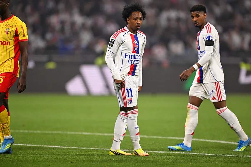 Pemain sayap Olympique Lyonnais Malick Fofana berlari membawa bola dalam sesi latihan pramusim di bawah arahan pelatih Paulo Fonseca.