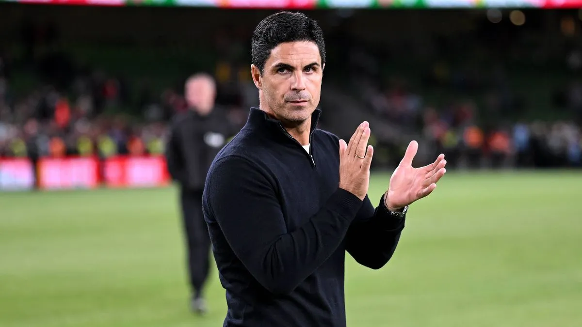 Manajer Arsenal Mikel Arteta tampak memberikan instruksi di pinggir lapangan saat pertandingan pramusim menghadapi Real Betis di Dublin.