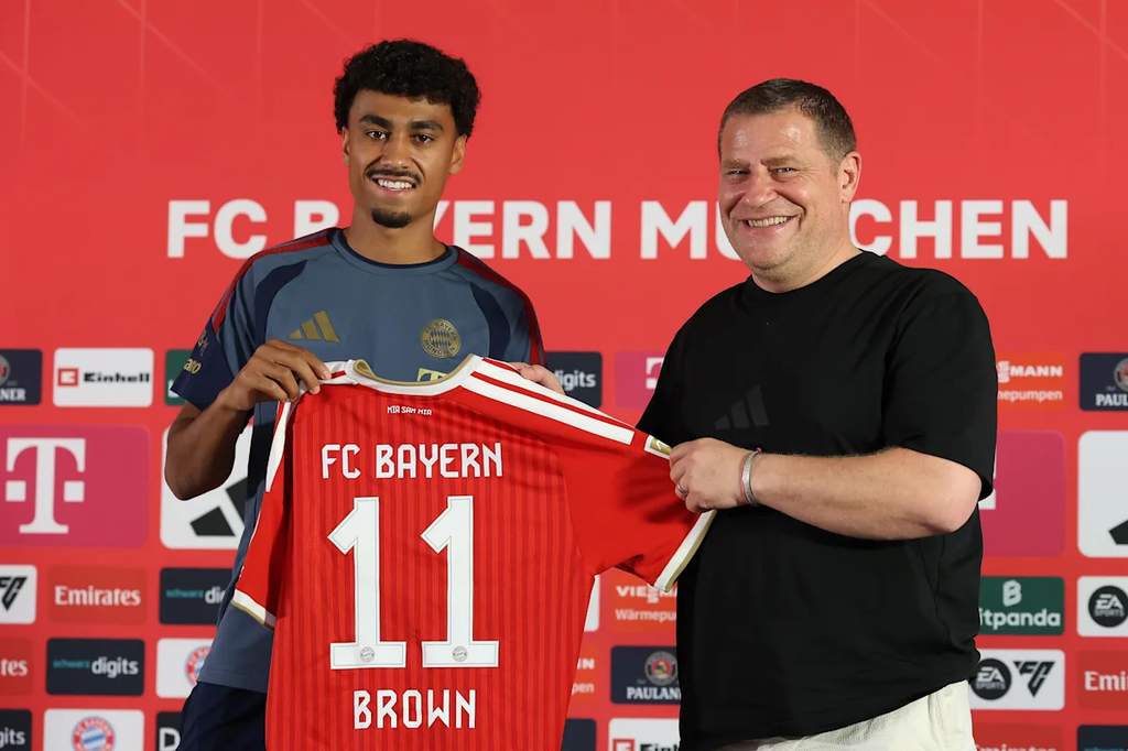 Nathaniel Brown mengenakan jersey latihan Bayern Munich dengan latar belakang fasilitas Sabener Strasse di Munich, Jerman.