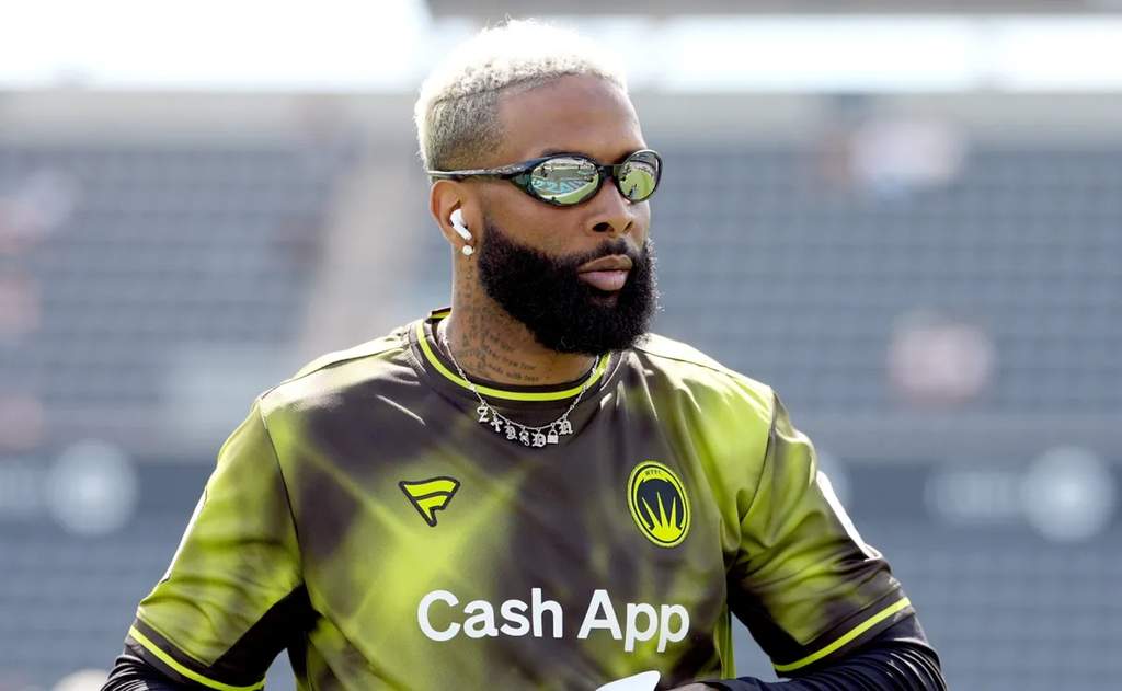 Odell Beckham Jr. mengenakan jersey latihan New York Giants dengan latar belakang fasilitas stadion menjelang pekan pembuka NFL 2026.