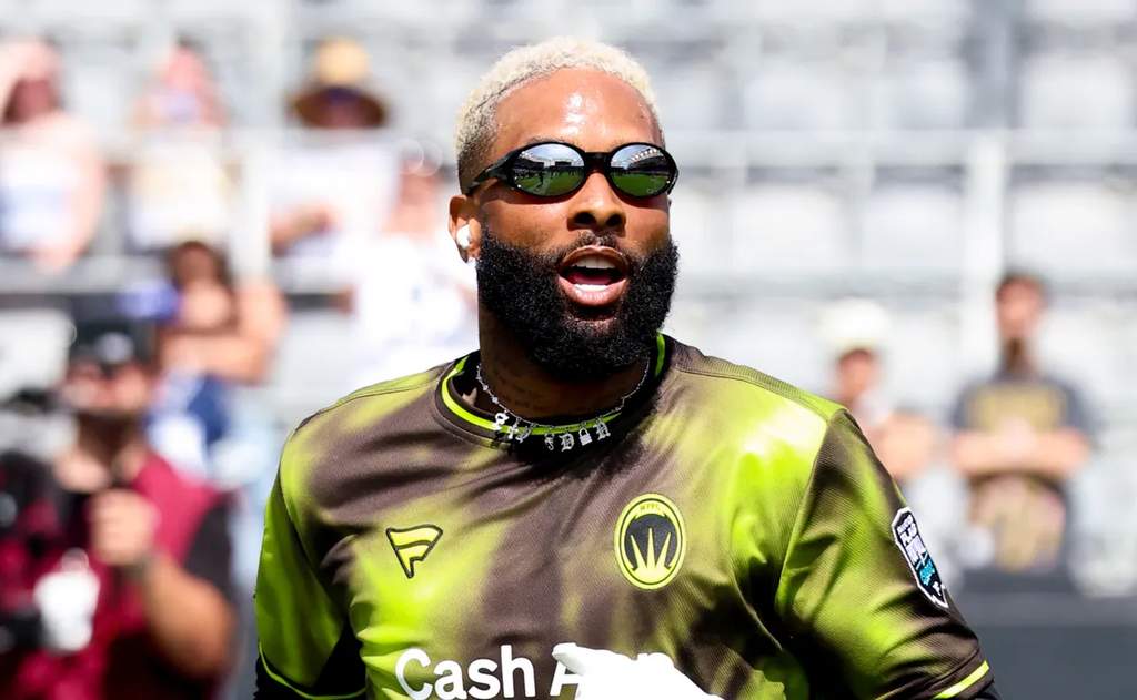 Odell Beckham Jr mengenakan jersey latihan New York Giants dengan gaya rambut baru menjelang pertandingan pembuka musim NFL.