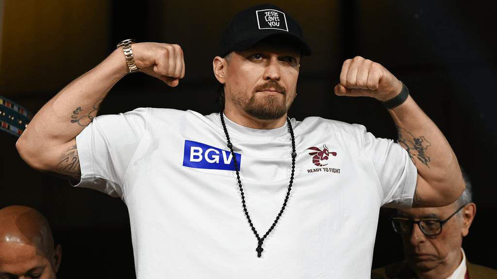 Petinju kelas berat asal Ukraina Oleksandr Usyk saat berada di sesi latihan bersama timnya jelang wacana pertarungan tinju kelas berat internasional.