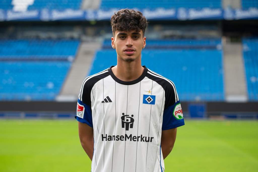 Pemain muda Omar Megeed mengenakan jersey latihan saat diperkenalkan sebagai rekrutan anyar klub 2. Bundesliga Greuther Furth.