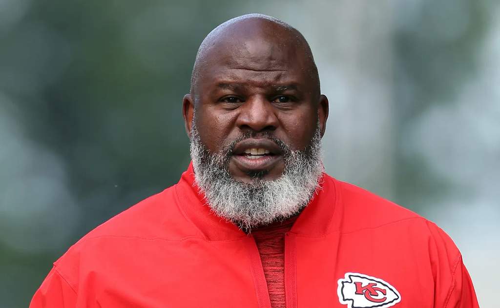 Patrick Mahomes mengenakan seragam Kansas City Chiefs di lapangan latihan saat bersiap menghadapi pertandingan pembuka musim NFL 2026.