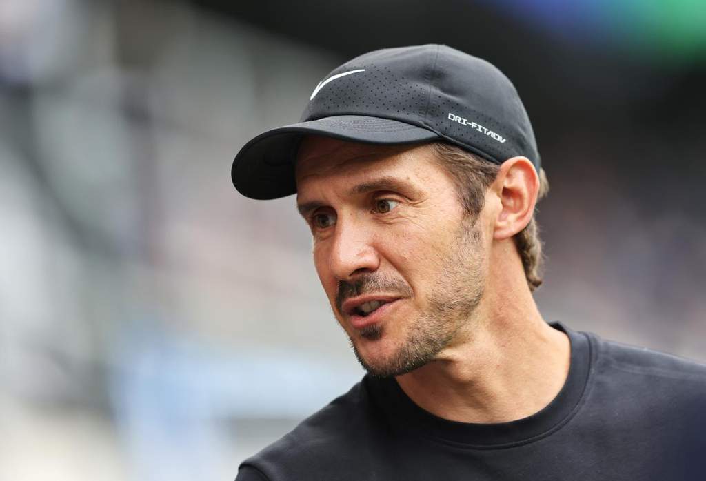 Pelatih SC Freiburg Julian Schuster memberikan instruksi dari pinggir lapangan kepada para pemainnya selama pertandingan Bundesliga.