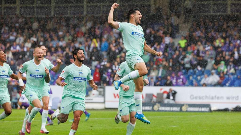 Para pemain Hertha BSC merayakan gol di Stadion Bremer Brücke saat menghadapi tuan rumah VfL Osnabrück dalam lanjutan kompetisi Zweite Liga.