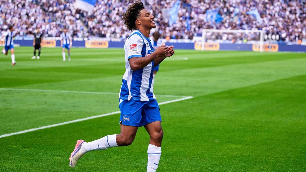 Para pemain Hertha BSC merayakan kemenangan di lapangan hijau stadion Olympiastadion Berlin di hadapan para pendukung setia mereka.