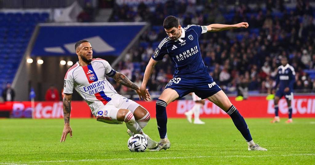 Para pemain Lyon sedang menjalani sesi latihan intensif di bawah arahan pelatih Paulo Fonseca menjelang pertandingan tandang menghadapi Paris FC.