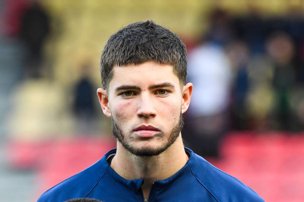 Pemain muda Red Star Elyaz Zidane saat berlatih di pusat latihan klub dengan mengenakan seragam bernomor punggung 15.