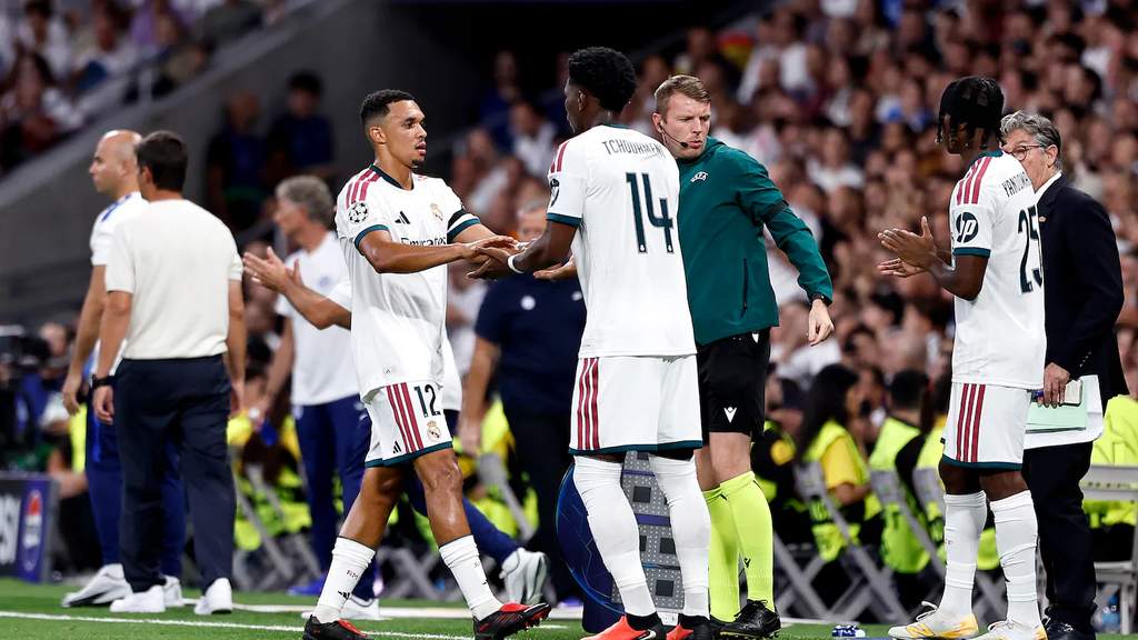 Para pemain Real Madrid sedang melakukan sesi latihan taktik di pusat latihan Valdebebas di bawah pengawasan staf pelatih.