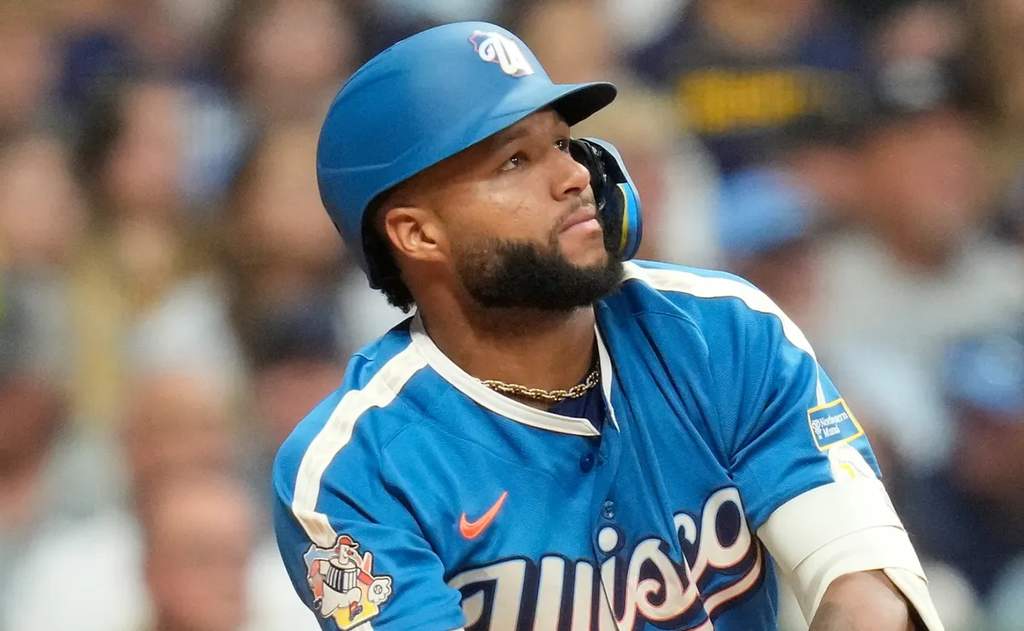 Para pemain Milwaukee Brewers merayakan kemenangan telak atas Cincinnati Reds di lapangan American Family Field dengan sorak sorai penonton di latar belakang.