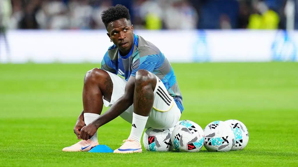 Vinicius Junior saat mengenakan jersey Real Madrid dalam sebuah pertandingan penting di kompetisi sepak bola Eropa.