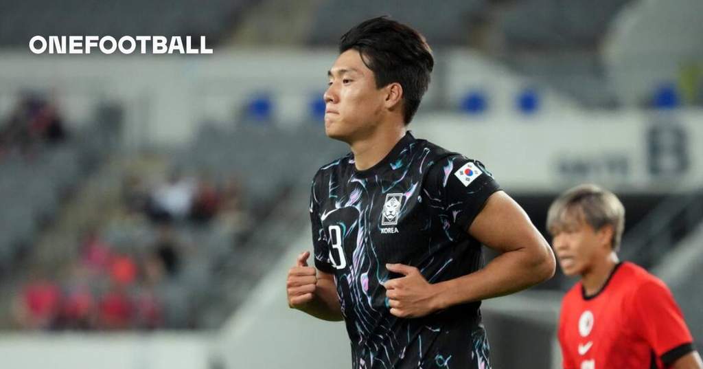 Penyerang asal Korea Selatan Ho-Jae Lee saat melakukan selebrasi gol dalam pertandingan Liga Korea bersama Pohang Steelers.