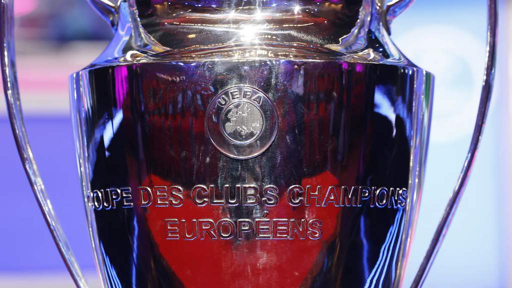 Suasana pertandingan Liga Champions UEFA di stadion besar dengan lampu sorot megah dan pemain bertanding di lapangan hijau.