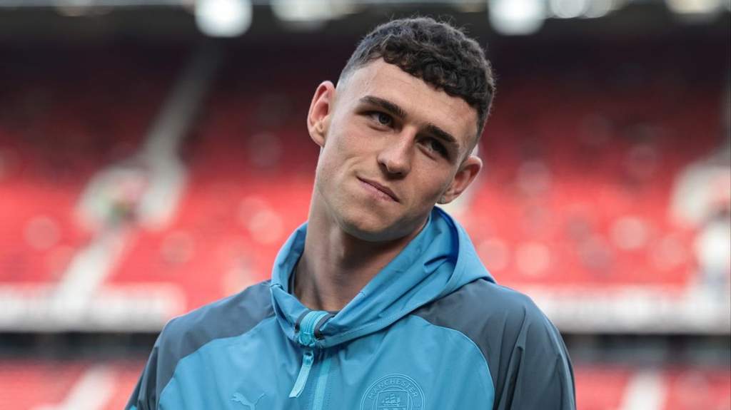 Phil Foden berjalan meninggalkan Stadion Old Trafford dengan gestur tangan usai kemenangan tipis Manchester City atas Manchester United dalam Derby Manchester.