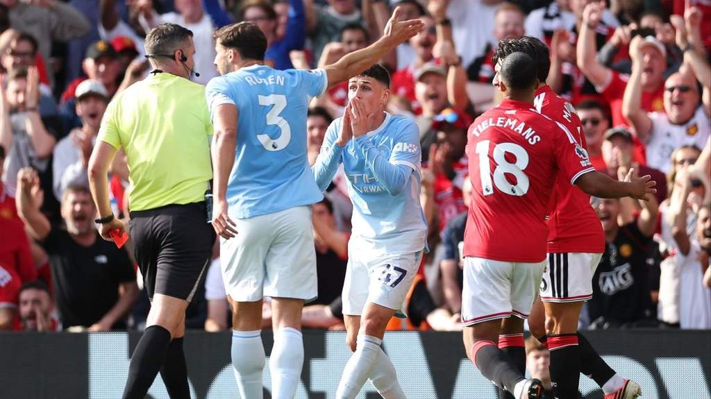 Phil Foden berjalan meninggalkan lapangan setelah mendapatkan kartu merah dari wasit Michael Oliver di Stadion Old Trafford.
