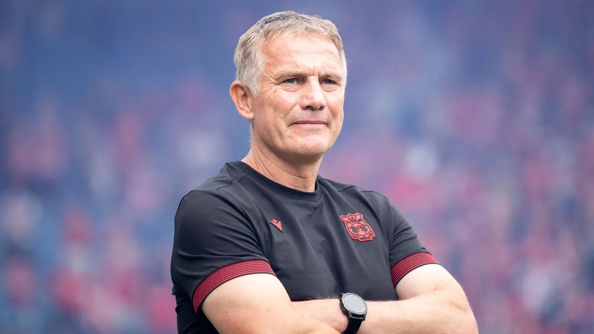Manajer Wrexham Phil Parkinson memberikan instruksi kepada para pemainnya di pinggir lapangan saat sesi latihan pramusim di stadion klub.