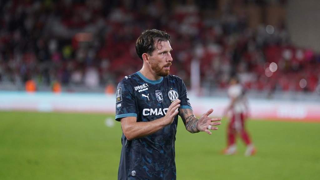 Gelandang Marseille Pierre-Emile Hojbjerg mengenakan jersey klub saat berada di lapangan latihan klub dengan latar tribun penonton.