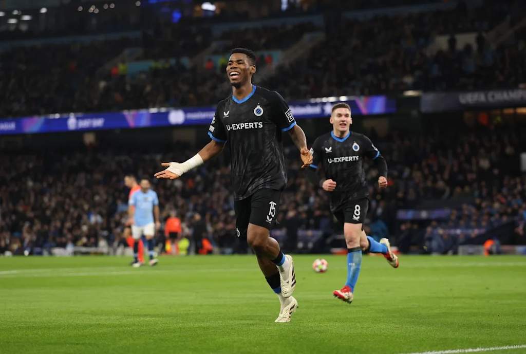 Raphael Onyedika memegang jersey resmi Eintracht Frankfurt didampingi direksi klub di markas latihan tim.