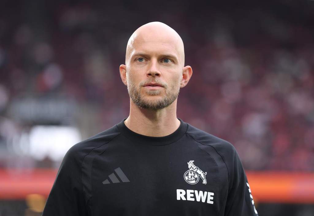Pelatih FC Köln Rene Wagner memberikan instruksi dari pinggir lapangan dalam laga lanjutan Bundesliga melawan Werder Bremen.
