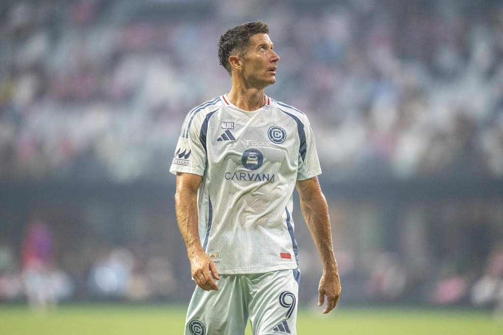 Penyerang Chicago Fire Robert Lewandowski melakukan selebrasi setelah mencetak gol ke gawang Charlotte FC dalam lanjutan Liga Amerika Serikat.
