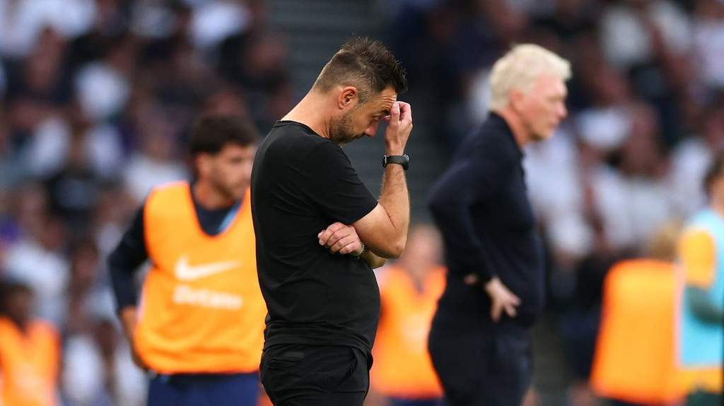 Manajer Tottenham Hotspur Roberto De Zerbi memberikan instruksi kepada para pemainnya di pinggir lapangan hijau dalam laga lanjutan Liga Inggris.