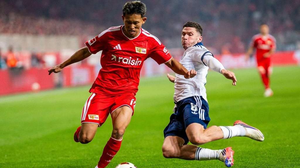 Robin Gosens merayakan gol ke gawang Union Berlin saat membela Schalke 04 di Stadion Alte Försterei.