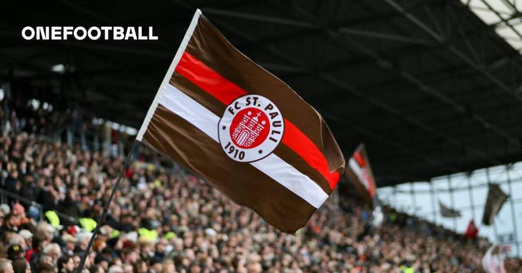Pemain Timnas Finlandia Rony Jansson mengenakan jersey latihan baru saat diperkenalkan secara resmi oleh manajemen klub St. Pauli di markas latihan tim.