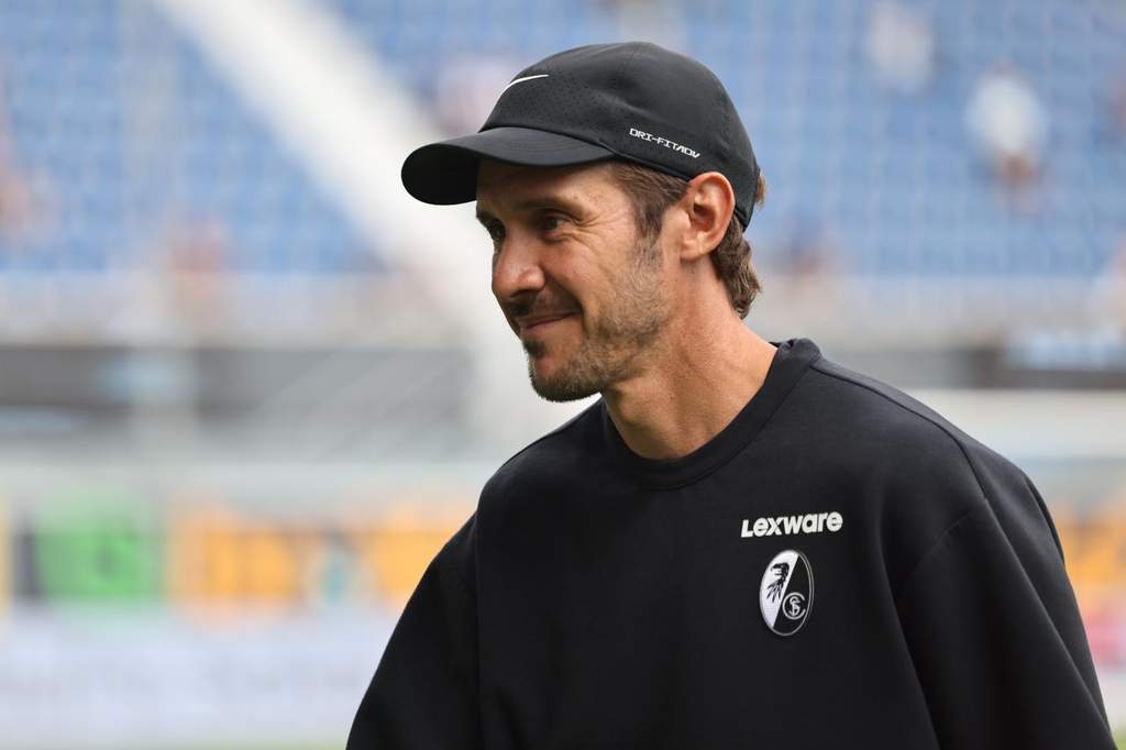Para pemain SC Freiburg melakukan selebrasi di lapangan Stadion Europa-Park setelah mencetak gol kemenangan telak atas Borussia Monchengladbach.