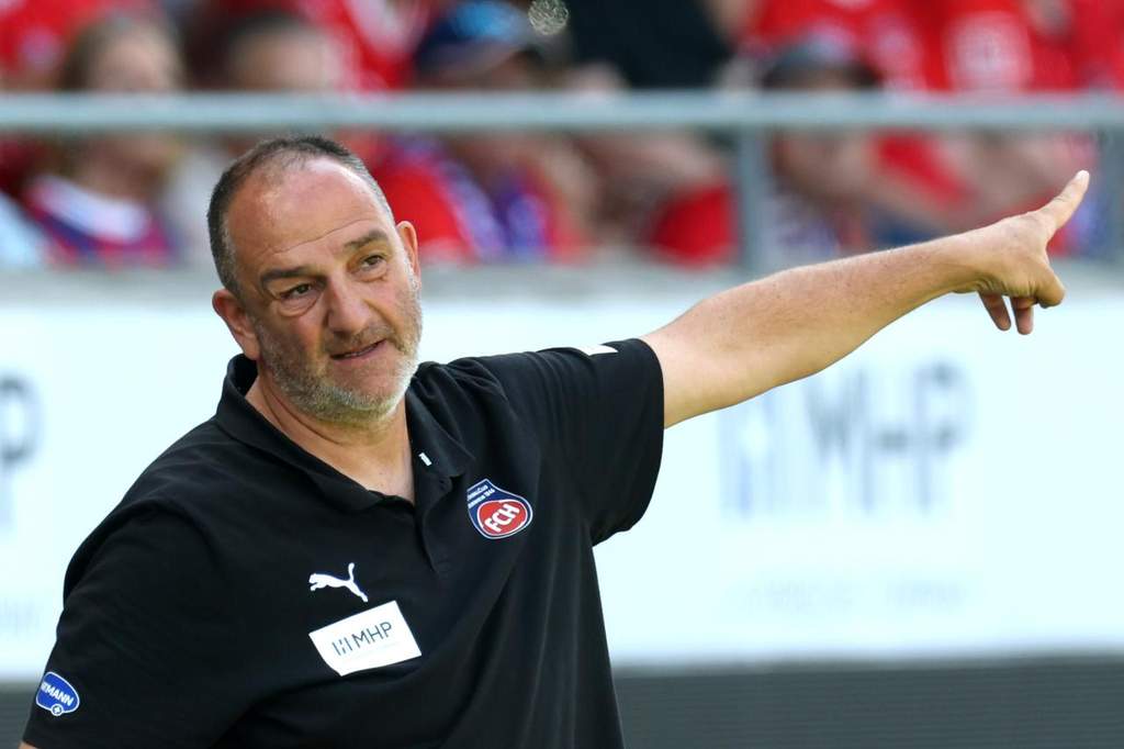 Para pemain 1. FC Heidenheim merayakan gol kemenangan ke gawang Holstein Kiel di Stadion Voith-Arena dalam lanjutan kompetisi 2. Bundesliga.