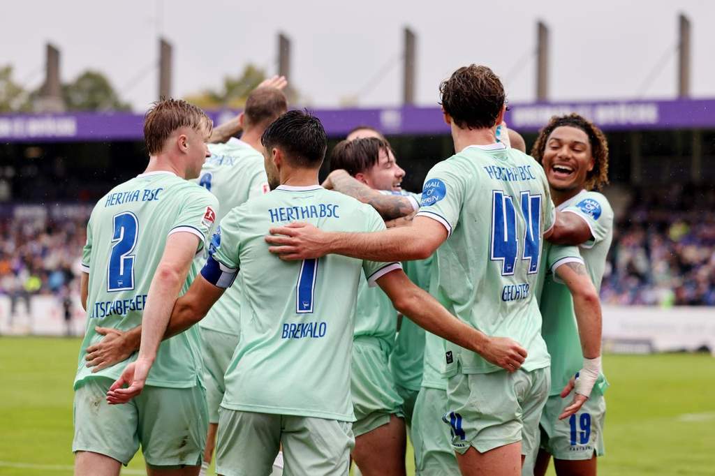 Para pemain Hertha BSC merayakan gol ke gawang VfL Osnabrück dalam laga lanjutan 2. Bundesliga di Stadion Bremer Brücke.