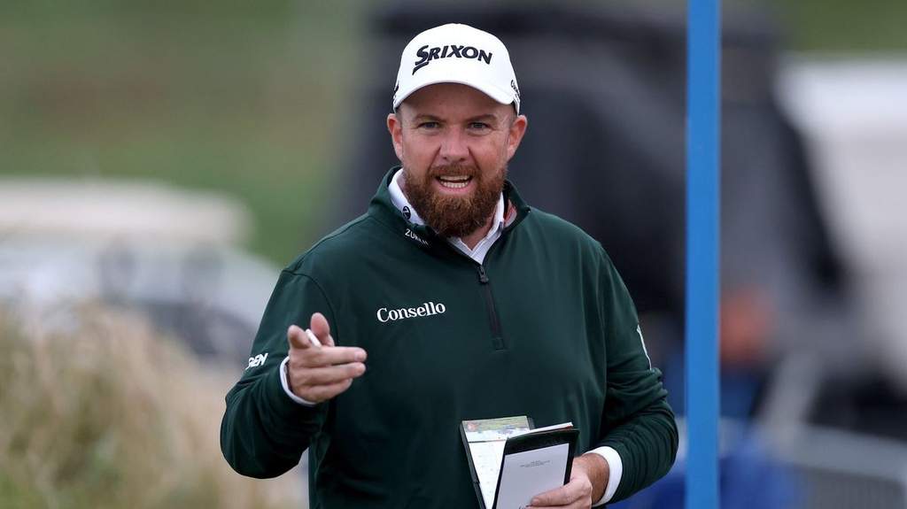 Pemain golf profesional Shane Lowry saat bertanding di lapangan hijau dengan mengenakan topi dan pakaian olahraga polo.