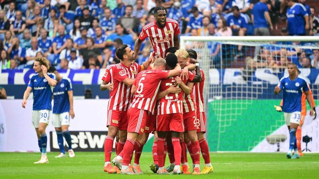 Suasana Stadion An der Alten Försterei menjelang pertandingan antara 1. FC Union Berlin melawan FC Schalke 04.