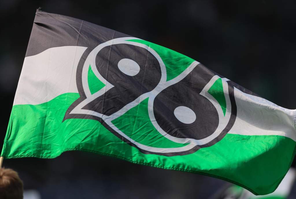 Suasana stadion Heinz von Heiden Arena kandang Hannover 96 saat dipadati pendukung setia dalam acara pembukaan musim baru.