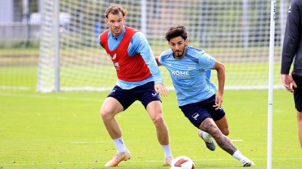 Pelatih Hertha BSC Stefan Leitl memberikan instruksi kepada para pemainnya di pinggir lapangan saat sesi latihan jelang pertandingan tandang.