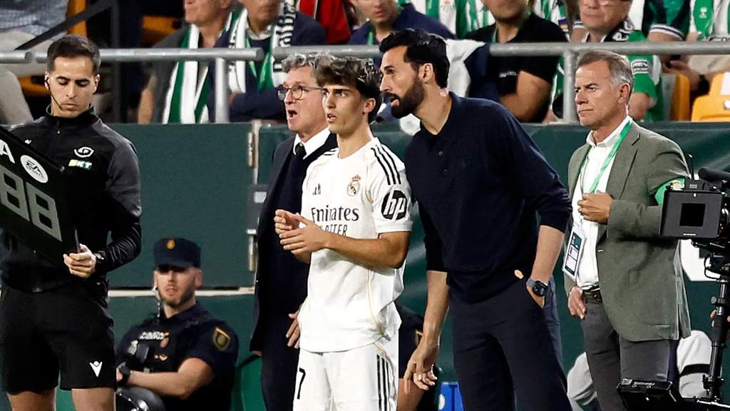 Suasana stadion LaLiga yang dipadati oleh para penonton saat pertandingan sepak bola musim kompetisi baru dimulai.