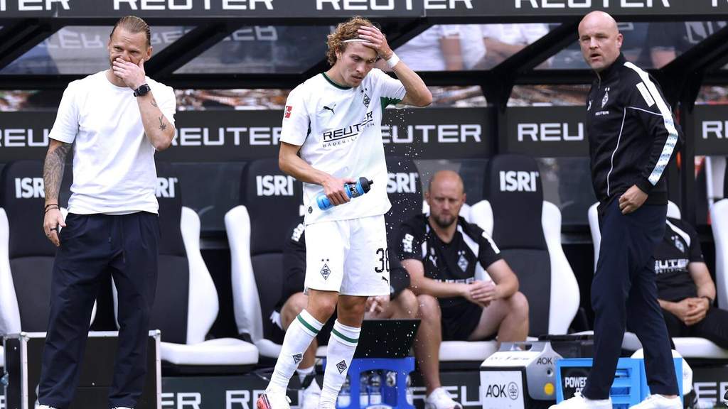 Suasana stadion Borussia-Park saat pertandingan kandang Borussia Moenchengladbach di ajang Bundesliga dengan para suporter di tribune.