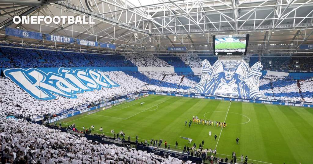 Suasana tribun penonton yang dipenuhi suporter di stadion sepak bola Jerman saat pertandingan Bundesliga musim 2025/2026.