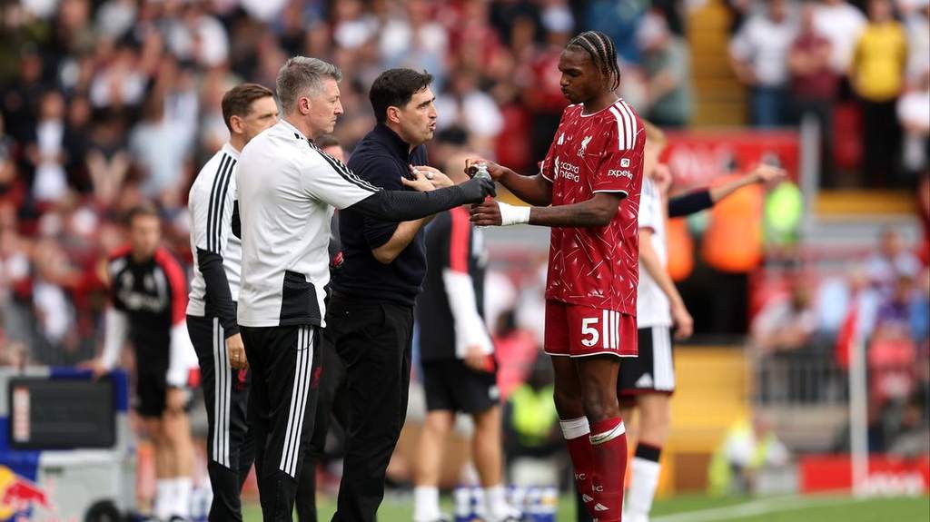 Suasana di luar Stadion Anfield saat para suporter berkumpul di sekitar kendaraan pemain usai pertandingan Liga Inggris.