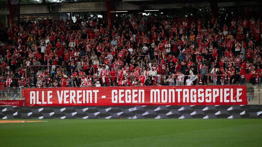 Suasana tribun Stadion an der Alten Försterei saat suporter Union Berlin melancarkan aksi protes terhadap jadwal pertandingan malam hari di hari kerja.