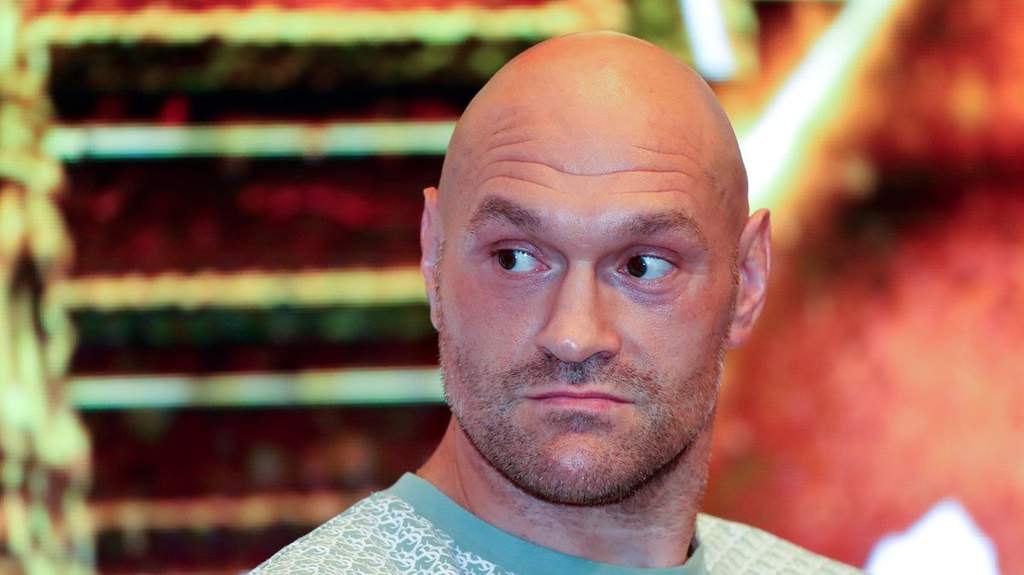 Petinju kelas berat asal Inggris Tyson Fury saat berada di atas ring tinju dengan ekspresi serius jelang pertandingan besar.