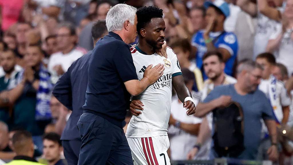 Vinicius Jr mengenakan jersey Real Madrid saat memimpin sesi latihan di Valdebebas menjelang pertandingan lanjutan Liga Spanyol.