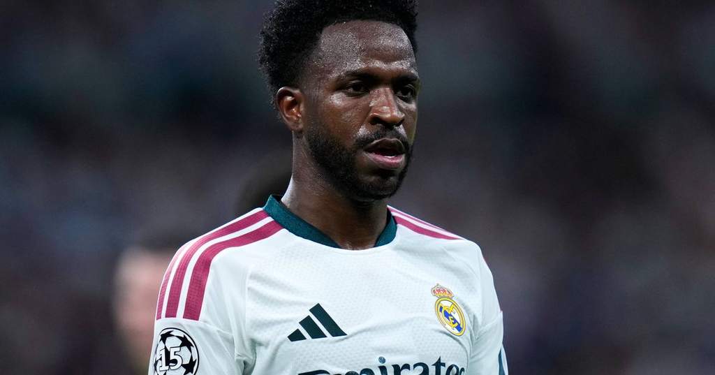 Penyerang Real Madrid Vinicius Jr saat bertanding di lapangan hijau mengenakan jersey utama klub.