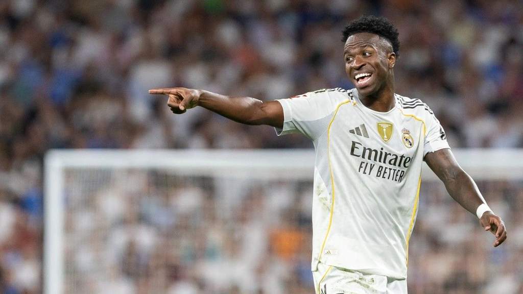 Penyerang Real Madrid Vinicius Junior tampak kecewa di pinggir lapangan Stadion Santiago Bernabeu saat pertandingan Liga Spanyol.