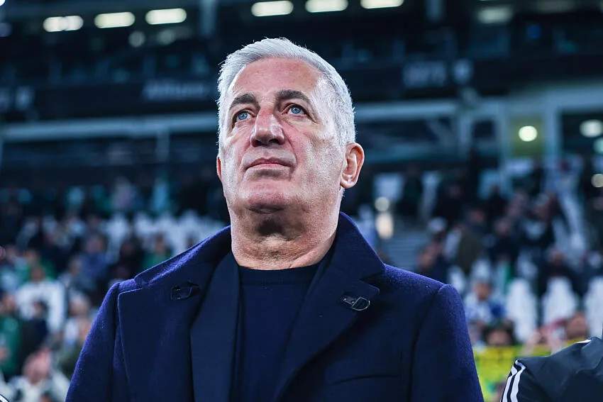 Pelatih kepala Vladimir Petkovic saat mendampingi timnas Aljazair dalam pertandingan internasional di pinggir lapangan hijau.